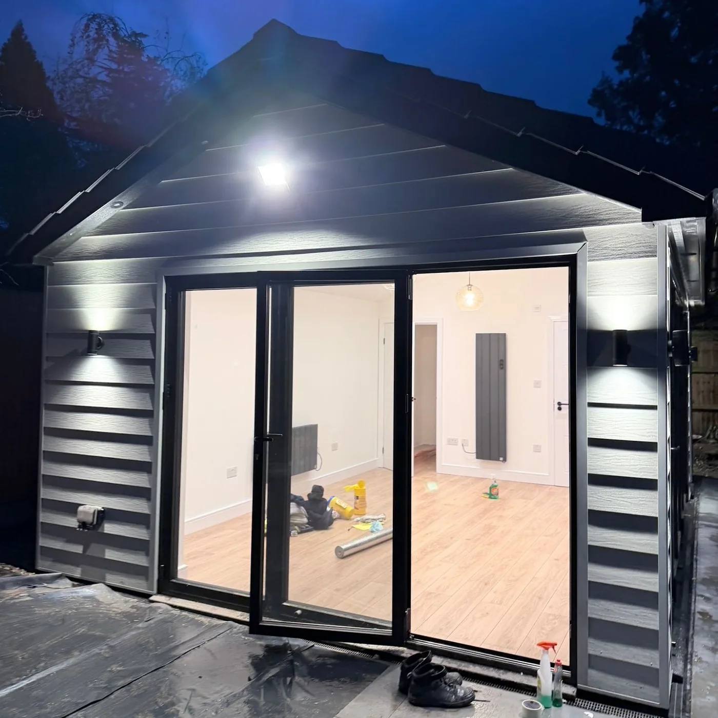 Garden room: Outdoor wall lights, floodlight and interior lighting, lit up