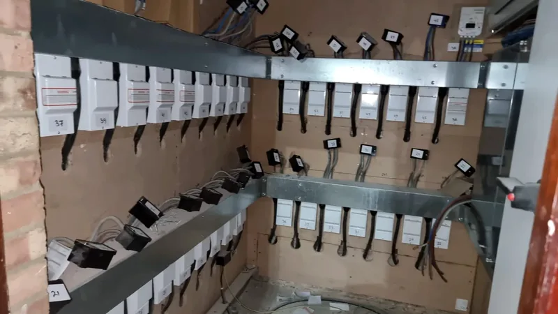 Multi-meter installation for a block of flats, with a bank of new isolators