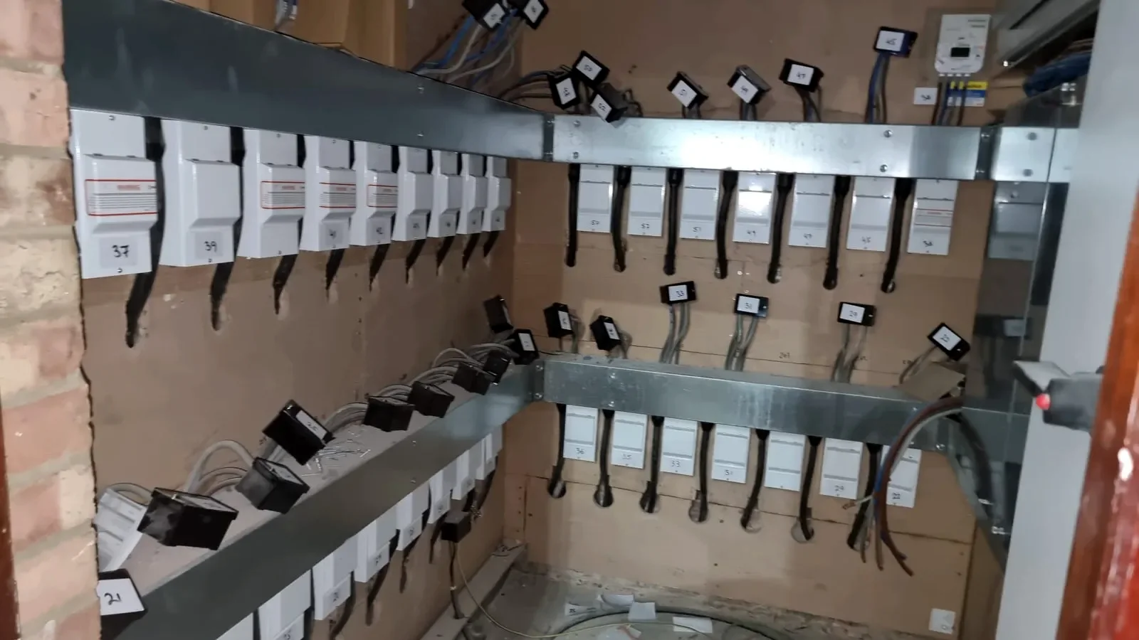 Multi-meter installation for a block of flats, with a bank of new isolators